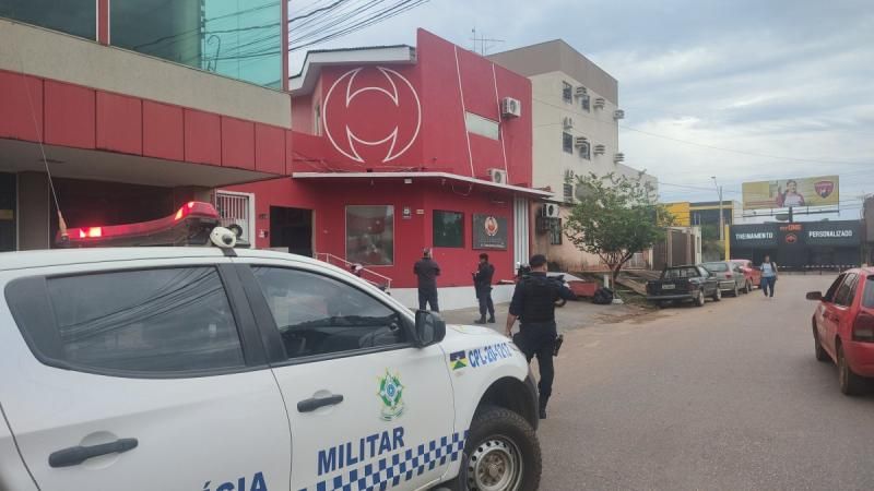 Prédio de jornal em Porto Velho é alvo de ataque a tiros; veja o vídeo Prédio de jornal em Porto Velho é alvo de ataque a tiros; veja o vídeo