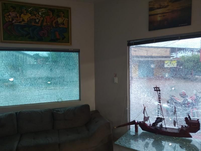 Prédio de jornal em Porto Velho é alvo de ataque a tiros; veja o vídeo Prédio de jornal em Porto Velho é alvo de ataque a tiros; veja o vídeo