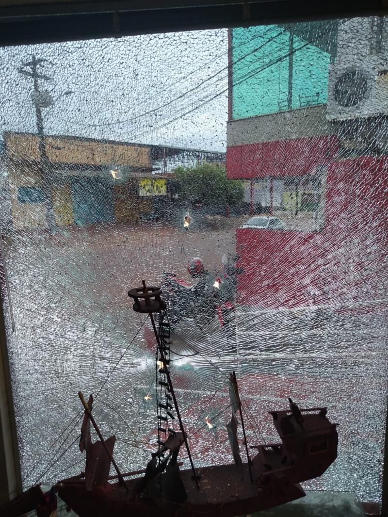 Prédio de jornal em Porto Velho é alvo de ataque a tiros; veja o vídeo Prédio de jornal em Porto Velho é alvo de ataque a tiros; veja o vídeo