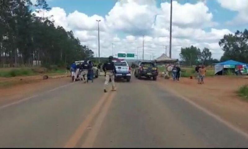PRF prende oito pessoas suspeitas de liderarem manifestações antidemocráticas em Vilhena PRF prende oito pessoas suspeitas de liderarem manifestações antidemocráticas em Vilhena
