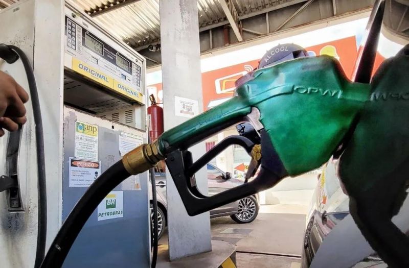 A pedido de Haddad, governo Bolsonaro desiste de prorrogar isenção de impostos sobre combustíveis A pedido de Haddad, governo Bolsonaro desiste de prorrogar isenção de impostos sobre combustíveis