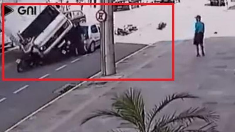 Acidente envolvendo 4 veículos quase termina em tragédia no RS; veja o vídeo Acidente envolvendo 4 veículos quase termina em tragédia no RS; veja o vídeo