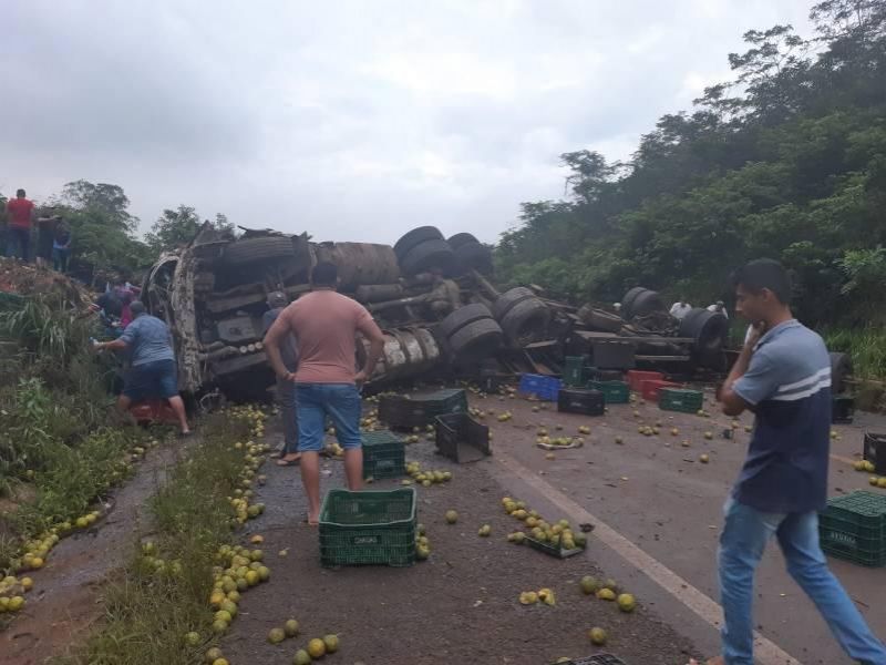 Caminhão carregado de laranjas tomba entre Pimenta e Vilhena e deixa BR-364 interditada Caminhão carregado de laranjas tomba entre Pimenta e Vilhena e deixa BR-364 interditada