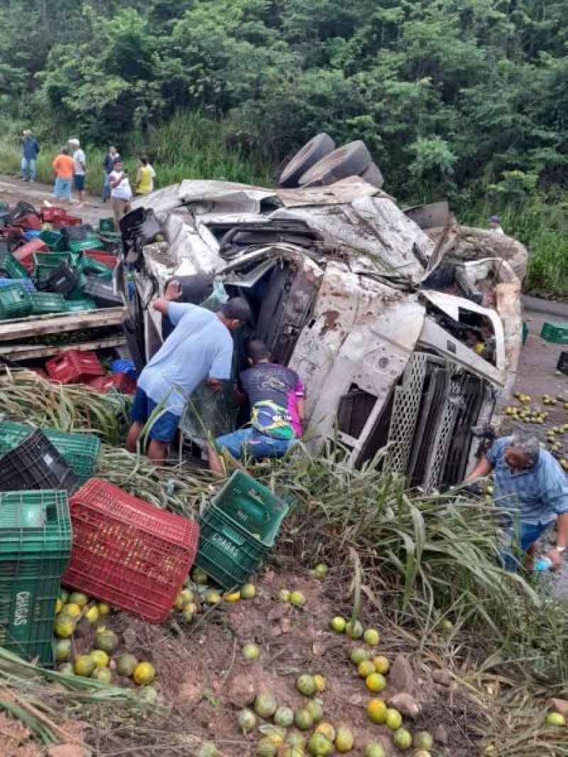 Caminhão carregado de laranjas tomba entre Pimenta e Vilhena e deixa BR-364 interditada Caminhão carregado de laranjas tomba entre Pimenta e Vilhena e deixa BR-364 interditada