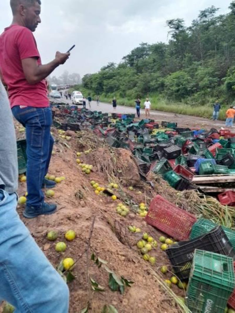 Caminhão carregado de laranjas tomba entre Pimenta e Vilhena e deixa BR-364 interditada Caminhão carregado de laranjas tomba entre Pimenta e Vilhena e deixa BR-364 interditada
