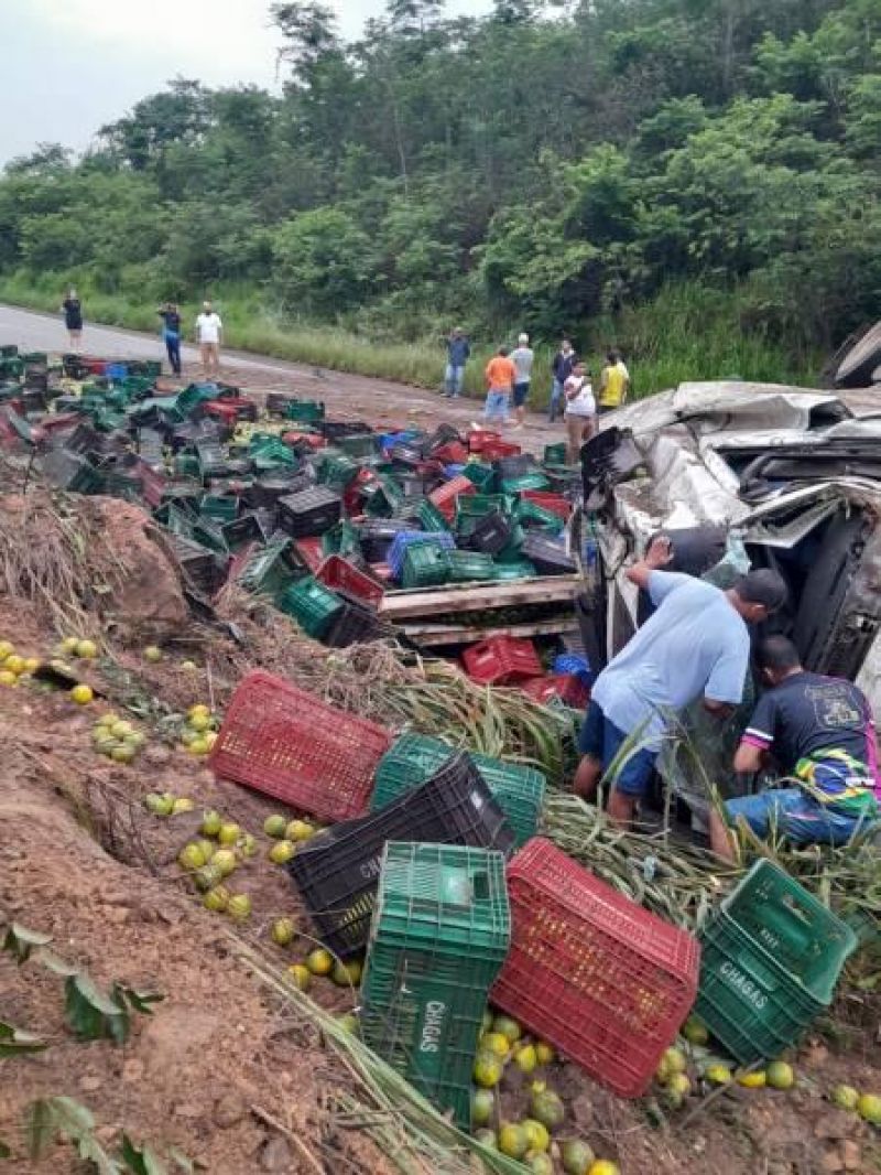 Caminhão carregado de laranjas tomba entre Pimenta e Vilhena e deixa BR-364 interditada Caminhão carregado de laranjas tomba entre Pimenta e Vilhena e deixa BR-364 interditada