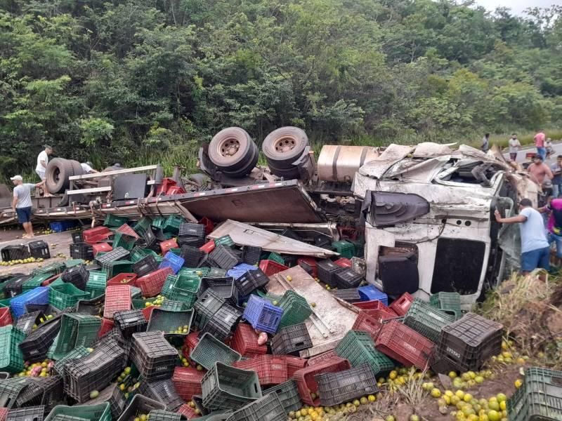 Caminhão carregado de laranjas tomba entre Pimenta e Vilhena e deixa BR-364 interditada Caminhão carregado de laranjas tomba entre Pimenta e Vilhena e deixa BR-364 interditada