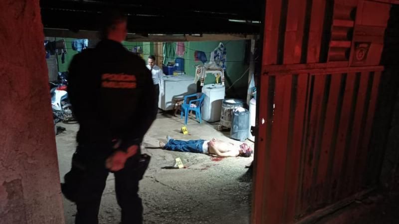 Pai, esposa e filha de 13 anos são brutalmente assassinadas dentro de casa em Ji-Paraná Pai, esposa e filha de 13 anos são brutalmente assassinadas dentro de casa em Ji-Paraná