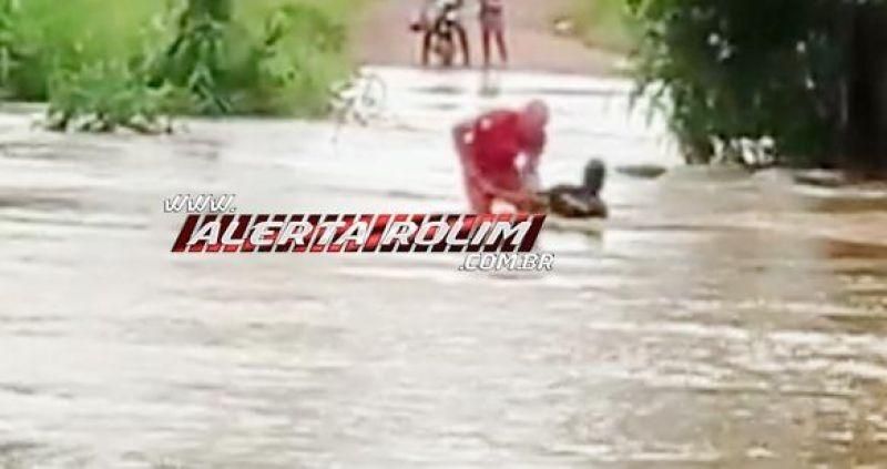Rolim de Moura: Homem é salvo pelos Bombeiros após tentar atravessar a pé ponte alagada por rio e ser arrastado pelas águas; veja o vídeo
