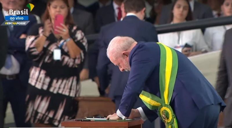 Decretos prorrogando isenção de impostos sobre combustíveis e aumentando o salário mínimo para R$ 1.320 serão publicados hoje Decretos prorrogando isenção de impostos sobre combustíveis e aumentando o salário mínimo para R$ 1.320 serão publicados hoje