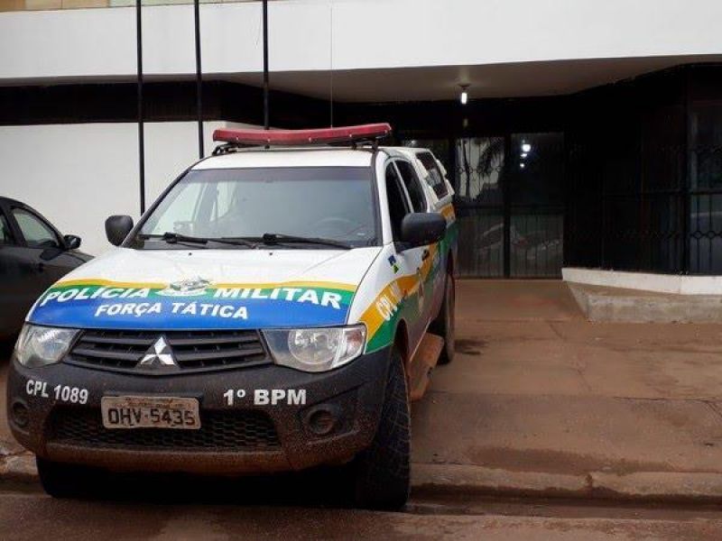 Homem faz criança de dois anos comer as próprias fezes e agride esposa com facão em Porto Velho Homem faz criança de dois anos comer as próprias fezes e agride esposa com facão em Porto Velho