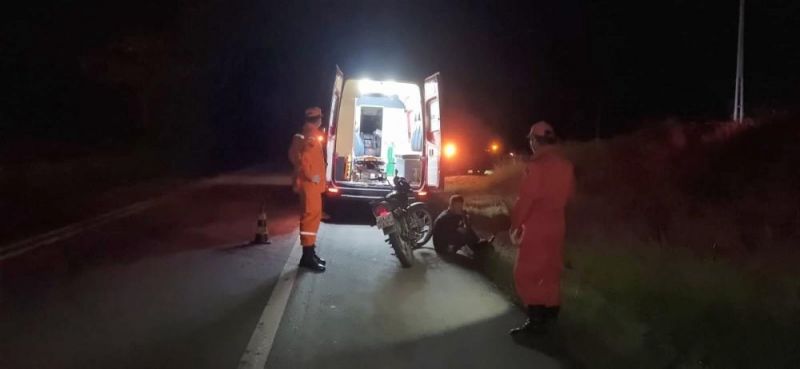 Jaru: Motociclista embriagado dorme às margens da BR-364 e Bombeiros são acionados por populares achando se tratar de acidente Jaru: Motociclista embriagado dorme às margens da BR-364 e Bombeiros são acionados por populares achando se tratar de acidente
