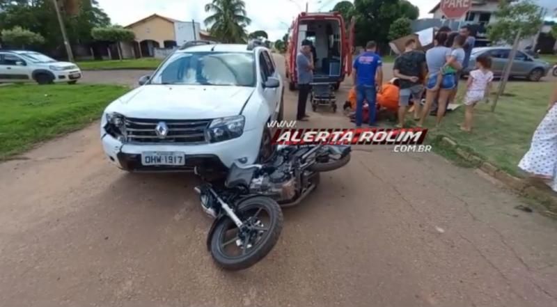 Motociclista fratura a perna após colisão com carro em Rolim de Moura Motociclista fratura a perna após colisão com carro em Rolim de Moura