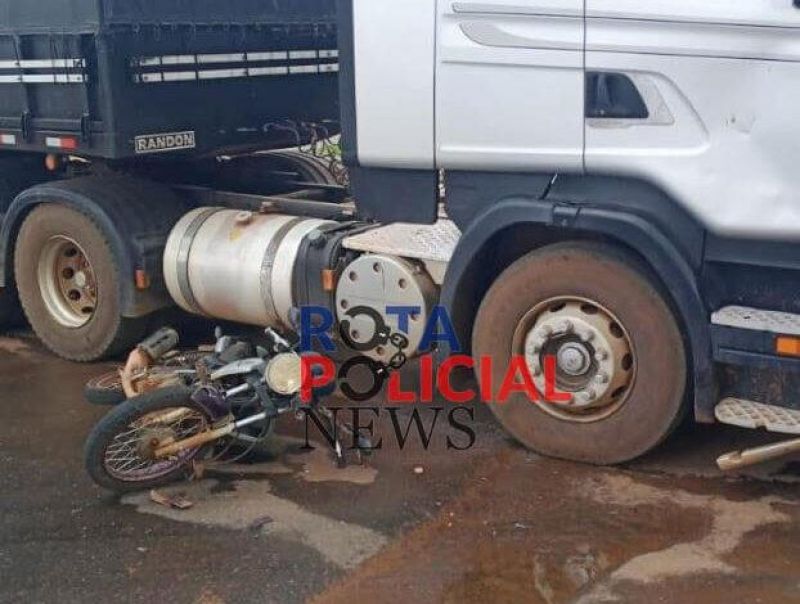 Motociclista pula a tempo e evita ser esmagado por carreta em Vilhena Motociclista pula a tempo e evita ser esmagado por carreta em Vilhena