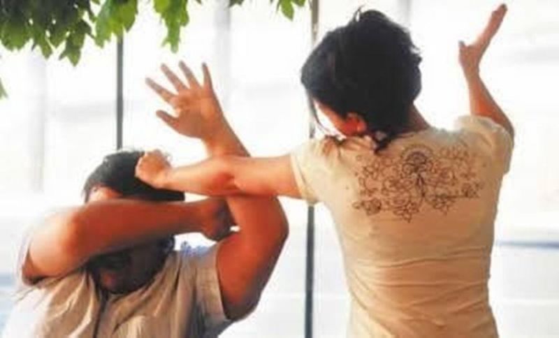 Por ciúmes, mulher invade casa do namorado, o agride com facão e acaba presa Por ciúmes, mulher invade casa do namorado, o agride com facão e acaba presa