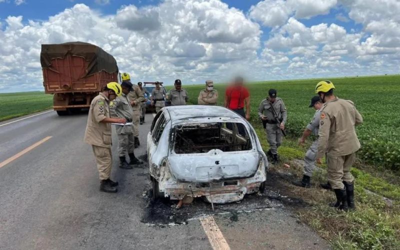 Quatro corpos são encontrados carbonizados dentro de carro em Goiás Quatro corpos são encontrados carbonizados dentro de carro em Goiás