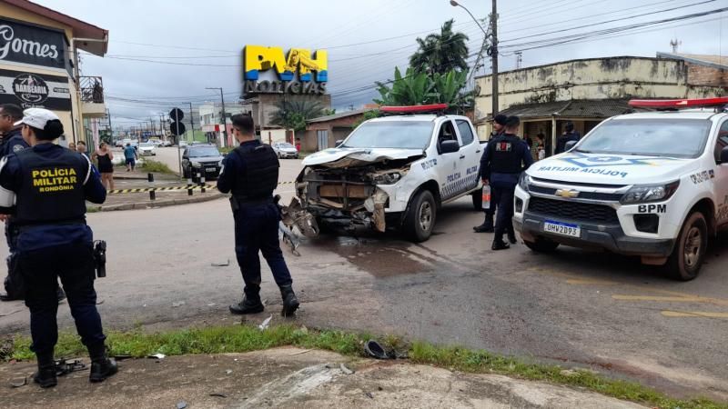 Vídeo registra violenta colisão entre viatura da PM e carro Vídeo registra violenta colisão entre viatura da PM e carro