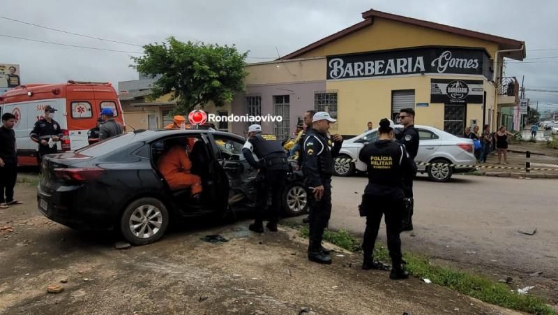 Vídeo registra violenta colisão entre viatura da PM e carro Vídeo registra violenta colisão entre viatura da PM e carro