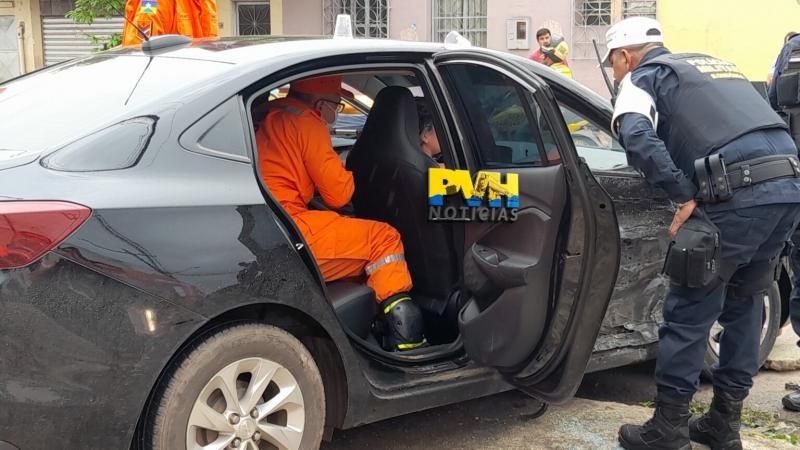 Vídeo registra violenta colisão entre viatura da PM e carro Vídeo registra violenta colisão entre viatura da PM e carro