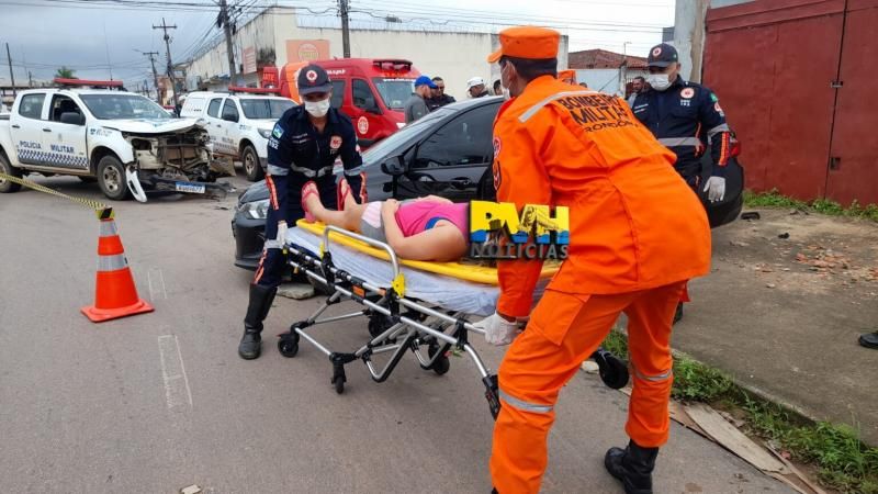 Vídeo registra violenta colisão entre viatura da PM e carro Vídeo registra violenta colisão entre viatura da PM e carro