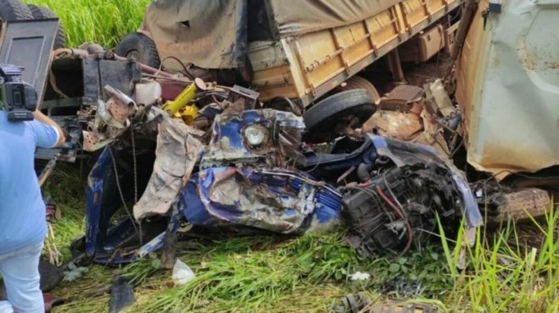 Acidente violento entre carreta e caminhão na BR 364 deixa um morto Acidente violento entre carreta e caminhão na BR 364 deixa um morto
