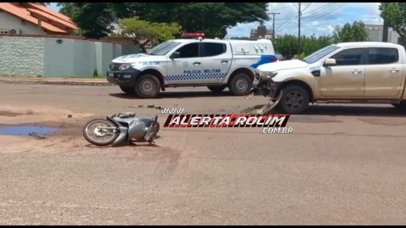Caminhonete invade preferencial e causa grave acidente em Rolim de Moura; Câmera registra grave colisão - Vídeo Caminhonete invade preferencial e causa grave acidente em Rolim de Moura; Câmera registra grave colisão - Vídeo