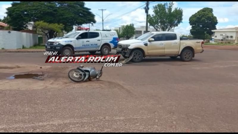 Caminhonete invade preferencial e causa grave acidente em Rolim de Moura; Câmera registra grave colisão - Vídeo Caminhonete invade preferencial e causa grave acidente em Rolim de Moura; Câmera registra grave colisão - Vídeo