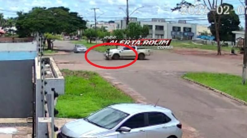 Caminhonete invade preferencial e causa grave acidente em Rolim de Moura; Câmera registra grave colisão - Vídeo Caminhonete invade preferencial e causa grave acidente em Rolim de Moura; Câmera registra grave colisão - Vídeo