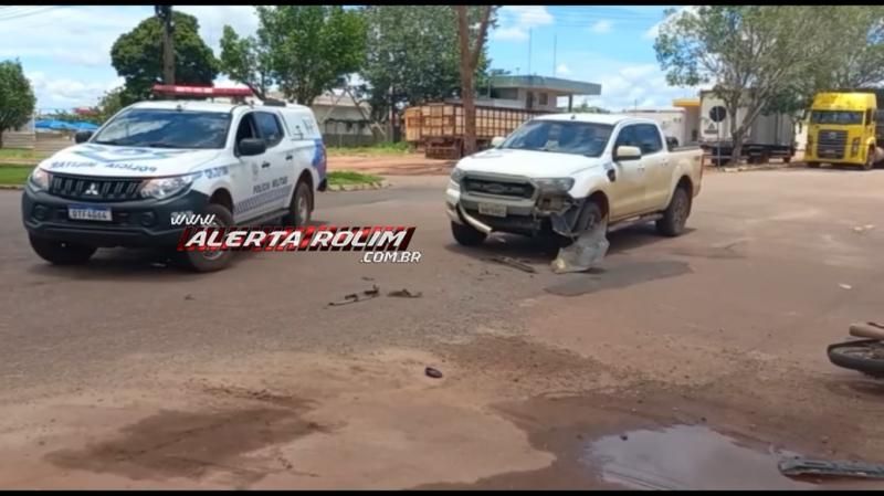 Caminhonete invade preferencial e causa grave acidente em Rolim de Moura; Câmera registra grave colisão - Vídeo Caminhonete invade preferencial e causa grave acidente em Rolim de Moura; Câmera registra grave colisão - Vídeo