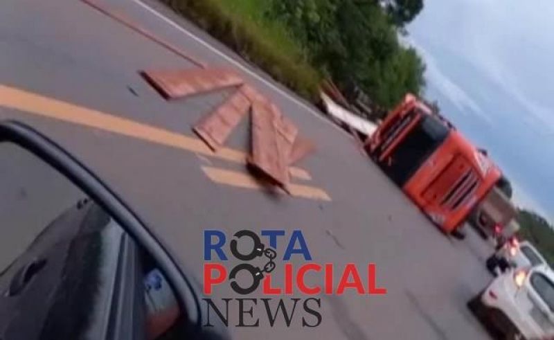 Carreta tomba na BR-364 na área rural de Vilhena; vídeo Carreta tomba na BR-364 na área rural de Vilhena; vídeo