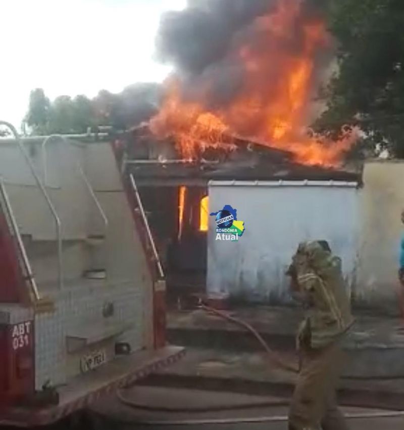 Casa é completamente destruída por incêndio em Ji-Paraná Casa é completamente destruída por incêndio em Ji-Paraná