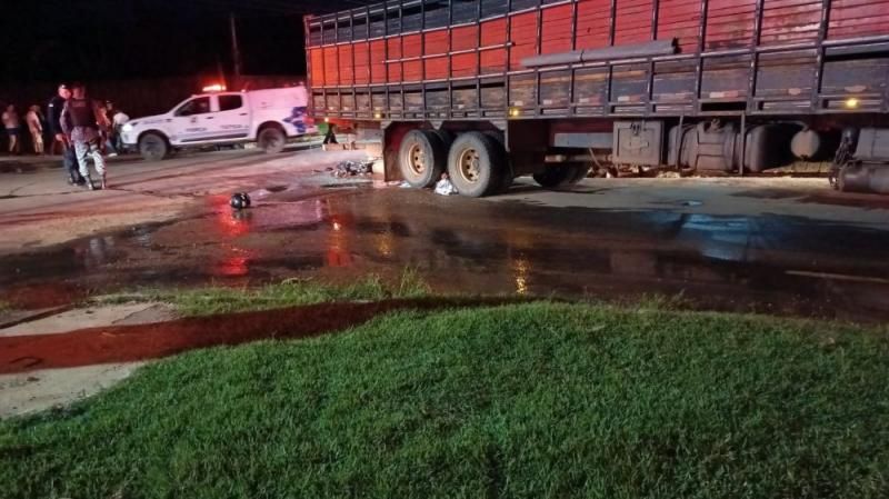 Jovem morre após colidir em caminhão em Ji-Paraná