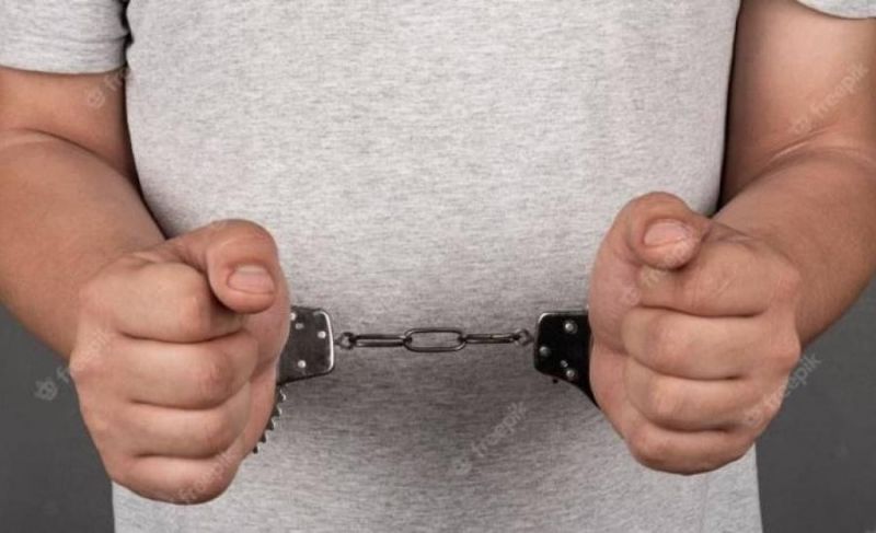 Homem com medida protetiva bate em idoso e tenta levar filha na marra Homem com medida protetiva bate em idoso e tenta levar filha na marra