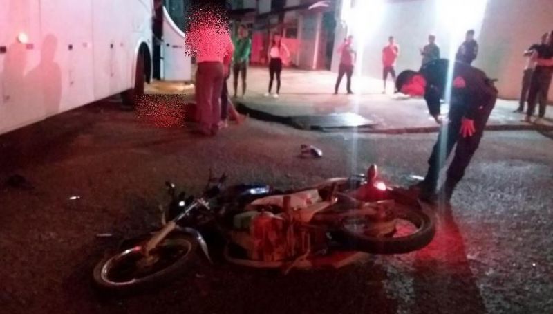 Motociclista fica ferido após colidir com ônibus em Pimenta Bueno
