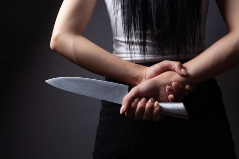 Mulher é atacada a facadas por mulher do Ex-marido da amiga Mulher é atacada a facadas por mulher do Ex-marido da amiga
