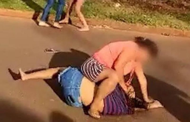 Mulheres saem na porrada em residencial de Porto Velho Mulheres saem na porrada em residencial de Porto Velho