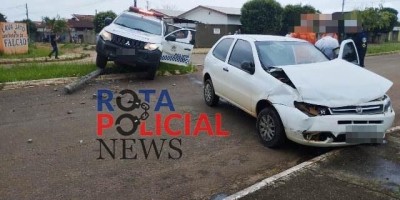 Viatura da PM colide contra carro durante perseguição a motociclista em Vilhena; vídeo