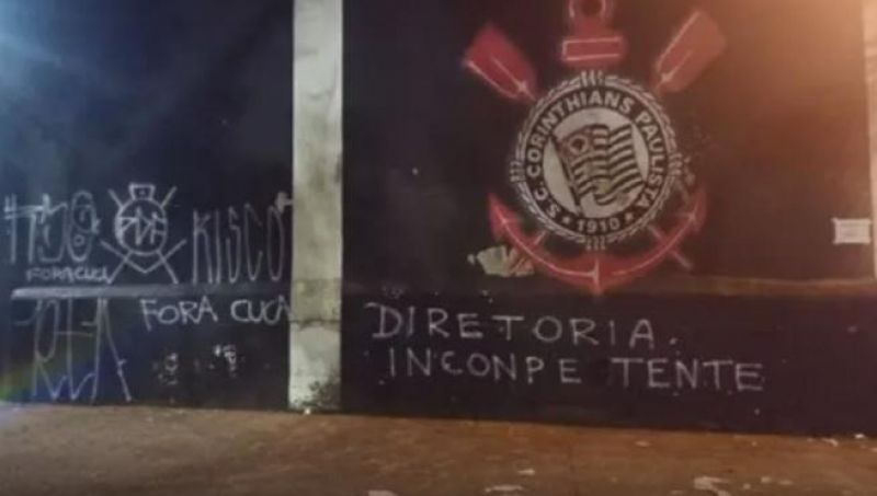 “Fora, Cuca”: Muros são pichados contra técnico no Corinthians “Fora, Cuca”: Muros são pichados contra técnico no Corinthians