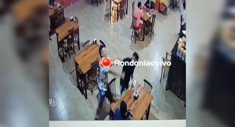 Homem filmado tentando matar rival e é executado a tiros e golpes de facão; vídeo Homem filmado tentando matar rival e é executado a tiros e golpes de facão; vídeo