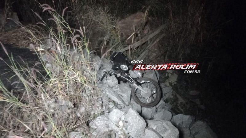 Adolescentes caem de moto em ribanceira às margens da RO-383 em Rolim de Moura Adolescentes caem de moto em ribanceira às margens da RO-383 em Rolim de Moura