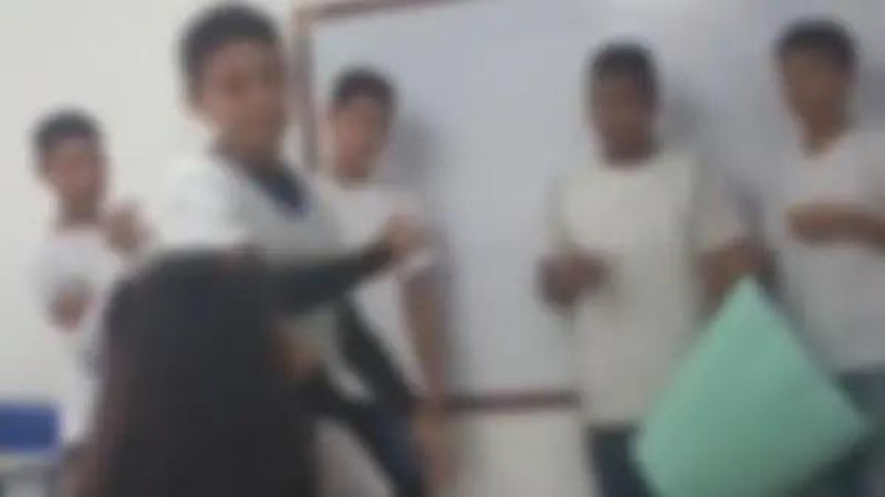 Aluno de 14 anos ataca colega de 13 a canetadas após ela rir de apresentação; vídeo Aluno de 14 anos ataca colega de 13 a canetadas após ela rir de apresentação; vídeo