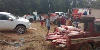 Caminhão carregado de carne tomba em rodovia no MT e carga é saqueada