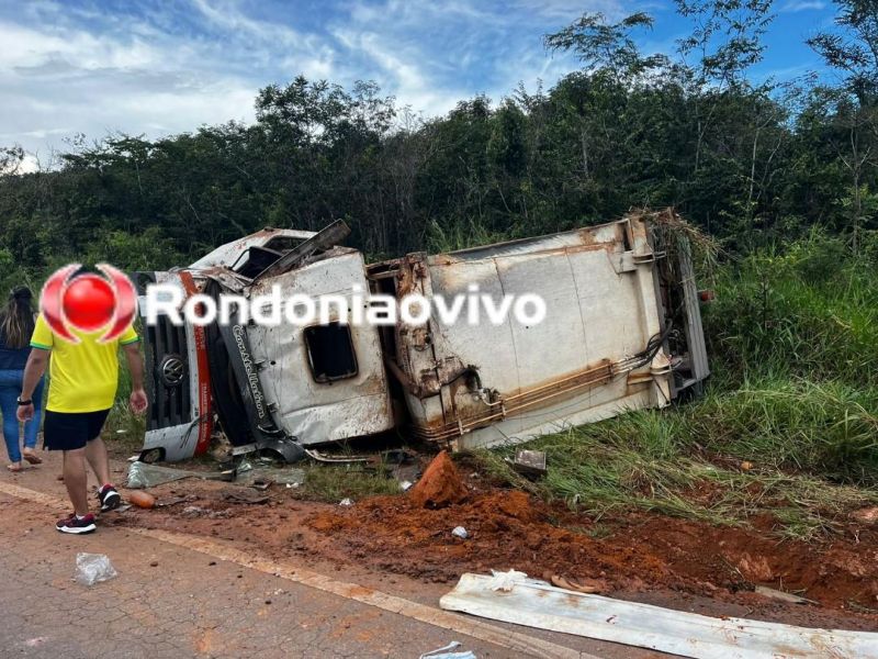 Homem morre e outro fica ferido após capotamento do caminhão de lixo na BR-364; vídeo Homem morre e outro fica ferido após capotamento do caminhão de lixo na BR-364; vídeo