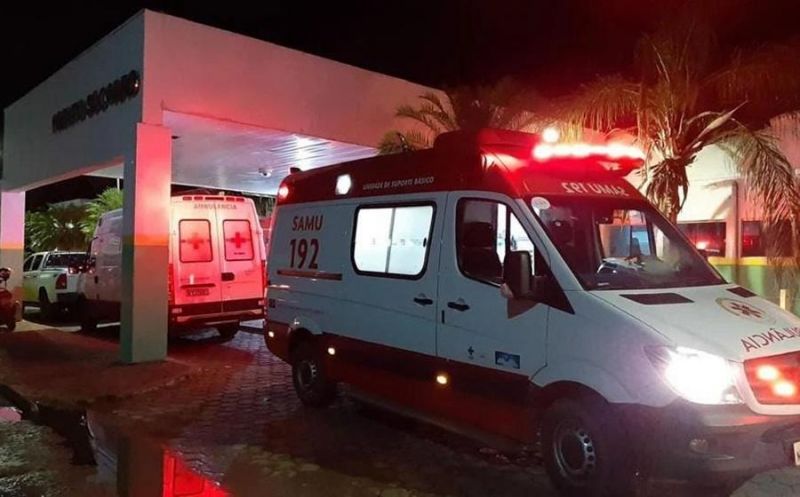 Mulher ataca marido a facadas após ter crise de ciúmes Mulher ataca marido a facadas após ter crise de ciúmes