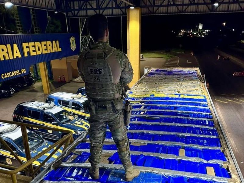 PRF apreende quase 2 mil kg de maconha e 8 pistolas escondidos em carregamento de carreta no PR; vídeo PRF apreende quase 2 mil kg de maconha e 8 pistolas escondidos em carregamento de carreta no PR; vídeo