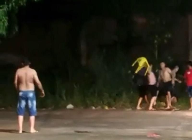 Vídeo mostra confusão e pancadaria entre homens e travestis no MT Vídeo mostra confusão e pancadaria entre homens e travestis no MT