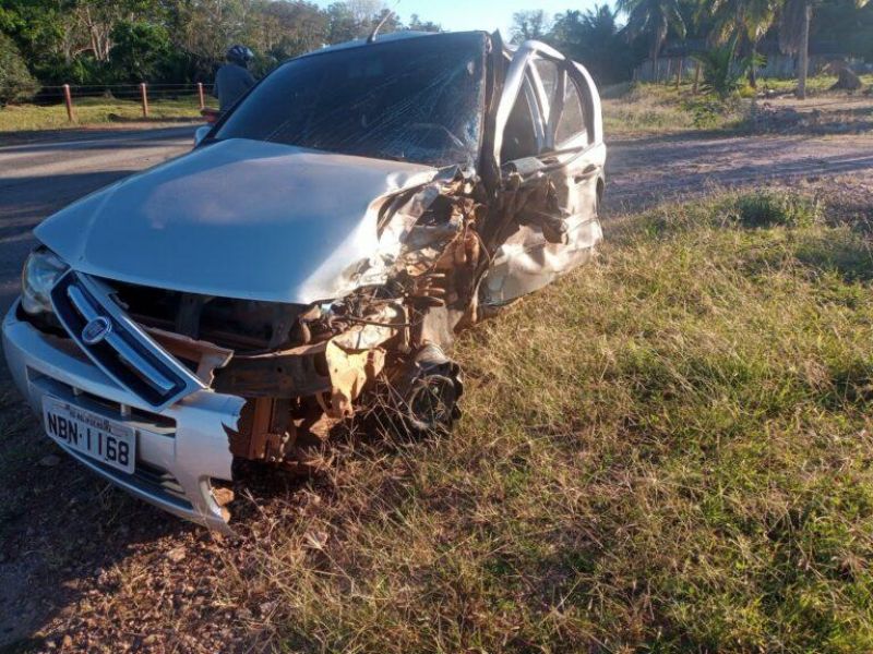 Condutor é socorrido em estado grave após violenta colisão frontal entre dois carros na RO-383 em Santa Luzia Condutor é socorrido em estado grave após violenta colisão frontal entre dois carros na RO-383 em Santa Luzia