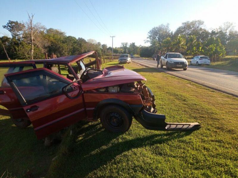 Condutor é socorrido em estado grave após violenta colisão frontal entre dois carros na RO-383 em Santa Luzia Condutor é socorrido em estado grave após violenta colisão frontal entre dois carros na RO-383 em Santa Luzia