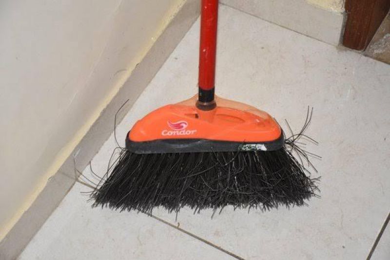 Dona de casa é agredida com cabo de vassoura pelo ex-marido Dona de casa é agredida com cabo de vassoura pelo ex-marido