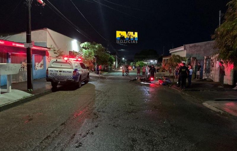 Jovem é executado a tiros na garupa da motocicleta do pai Jovem é executado a tiros na garupa da motocicleta do pai